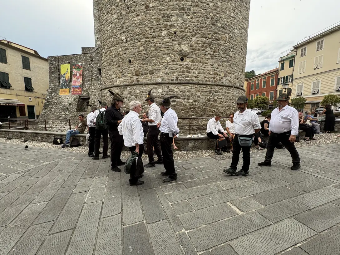 Il coro ANA durante un raduno alpino con il pubblico
