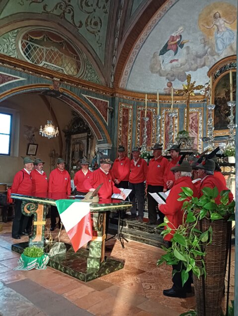 Coro alpino che canta durante un concerto benefico